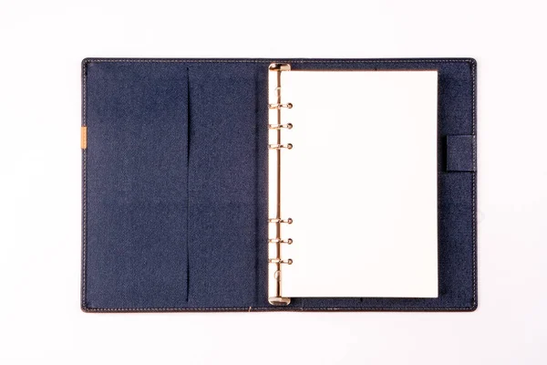 Открыть пустую записную книжку на белом фоне . — стоковое фото