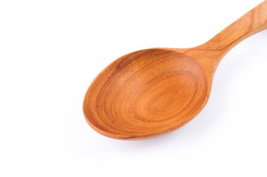 Beyaz arkaplanda tahta kaşık.