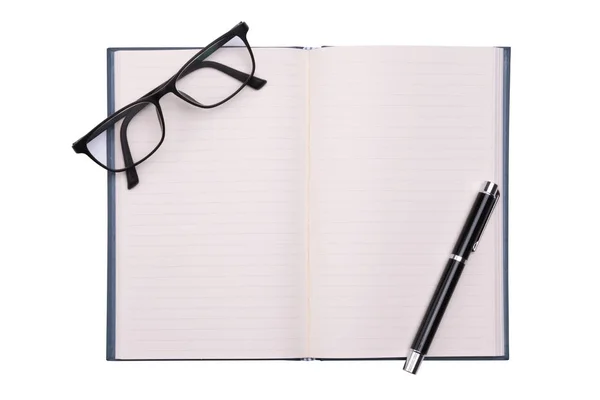 Caderno de couro de papel em branco aberto com caneta sobre fundo branco — Fotografia de Stock