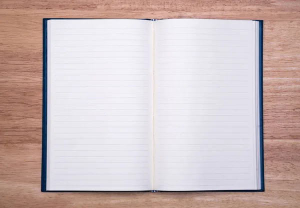 Cuaderno de cuero de papel en blanco abierto sobre fondo de madera . — Foto de Stock