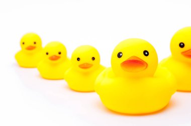 Beyaz arka planda sarı plastik ördek oyuncağı