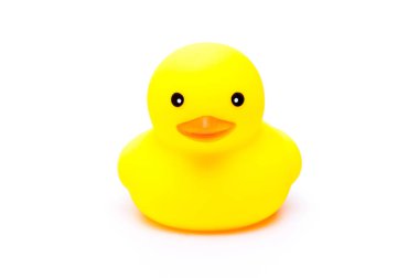 Beyaz arka planda sarı plastik ördek oyuncağı