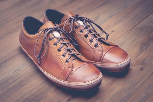 ヴィンテージと茶色の革の靴のペア — ストック写真