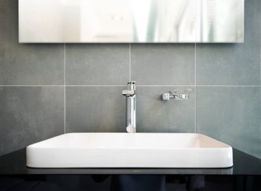 Lavabonun içi lavabo ve muslukla dolu