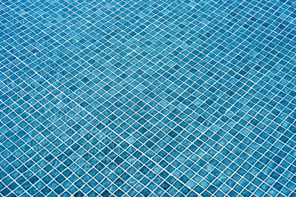 Piscina, a água na piscina azul transparente — Fotografia de Stock