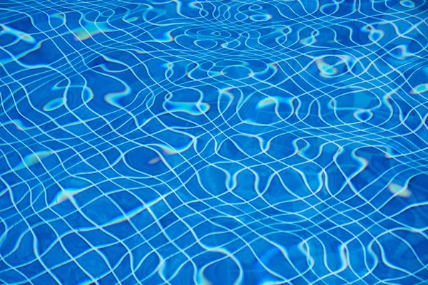 Piscina, El agua en la piscina azul transparente —  Fotos de Stock