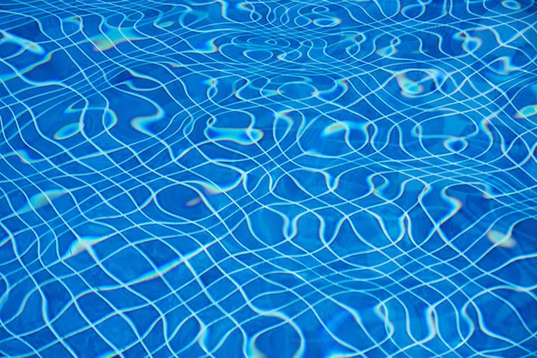 Piscina, L'acqua in piscina blu trasparente — Foto Stock