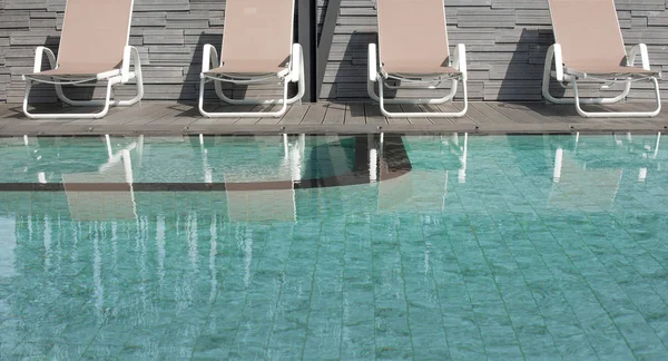 Piscina, L'acqua in piscina blu trasparente — Foto Stock