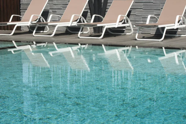 Piscina, L'acqua in piscina blu trasparente — Foto Stock