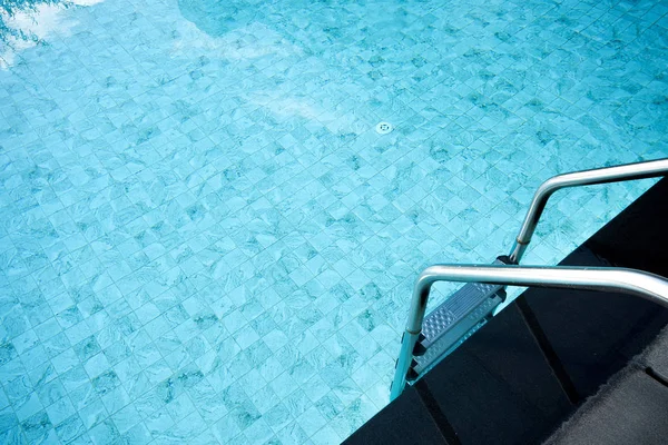 Piscina, L'acqua in piscina blu trasparente — Foto Stock