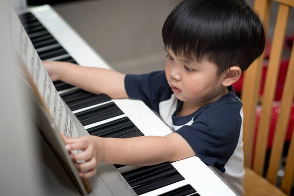 Asiático Crianças tocando piano em casa . — Fotografia de Stock