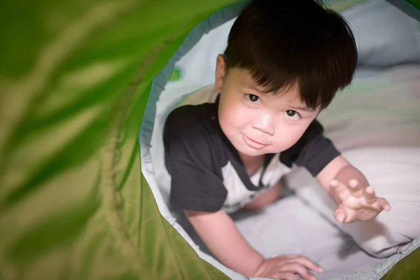 어린이 장난감 터널 놀이 — 스톡 사진