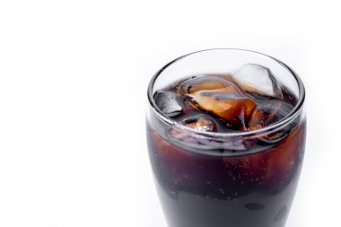 Cola sıçramasına, kabarcıklar ile buz. Buzlu içecek.