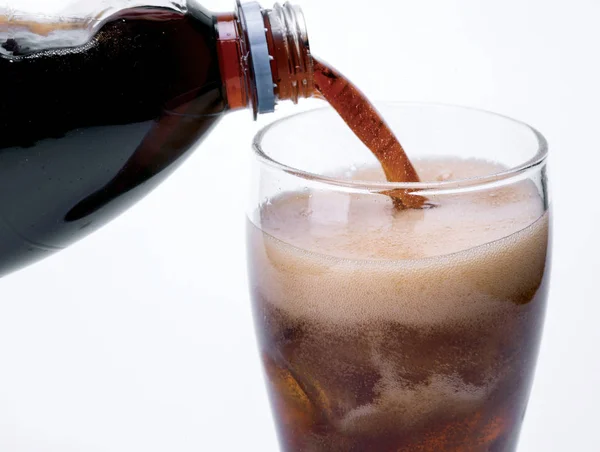 Ghiaccio cola con spruzzi, bollicine. Bere con ghiaccio . — Foto Stock