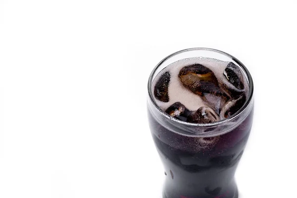 Lód cola z Pryskające bańki. Pić z lodem. — Zdjęcie stockowe