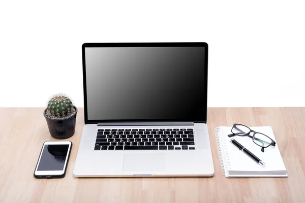 Laptop met leeg scherm op tafel, notebook. — Stockfoto