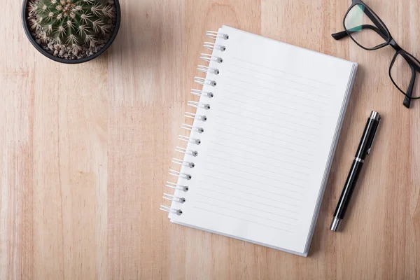 Caderno em branco com caneta na mesa de madeira, conceito de negócio . — Fotografia de Stock