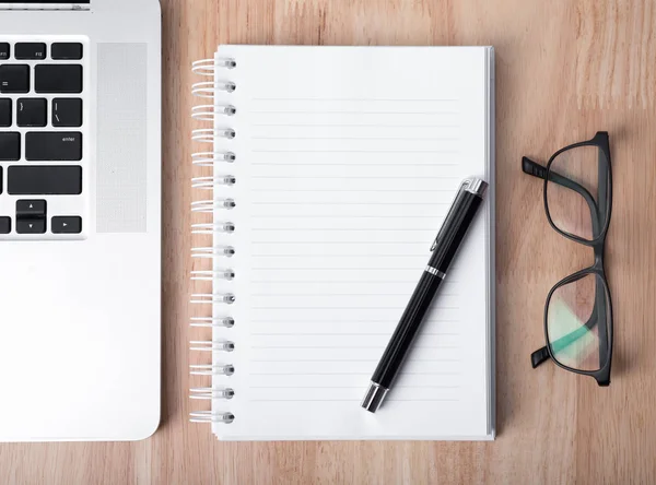 Caderno em branco com caneta na mesa de madeira, conceito de negócio . — Fotografia de Stock