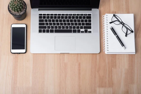 Laptop com tela em branco Na mesa, notebook — Fotografia de Stock