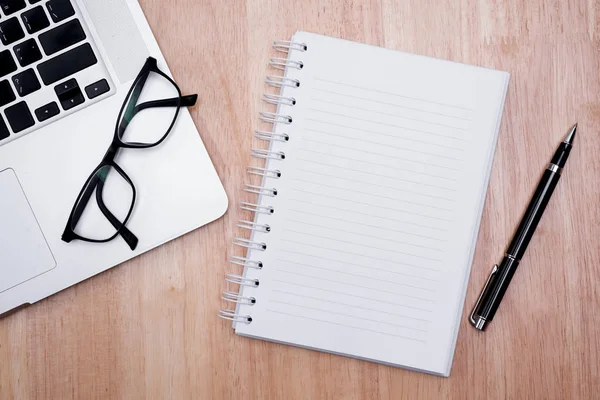 Caderno em branco com caneta na mesa de madeira, conceito de negócio . — Fotografia de Stock