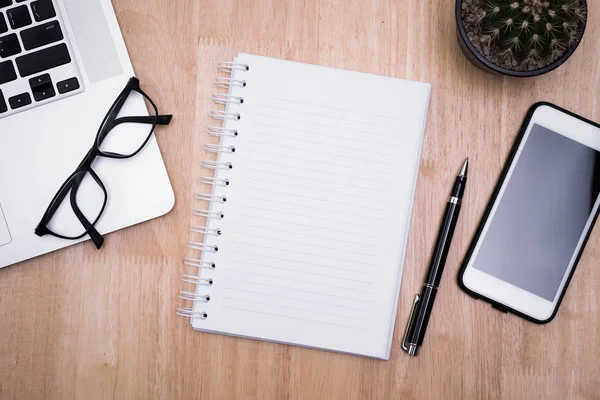 Lege notitieboekje met pen op houten tafel, bedrijfsconcept. — Stockfoto
