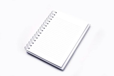 Beyaz arka plan üzerine açık boş kağıt deri notebook.