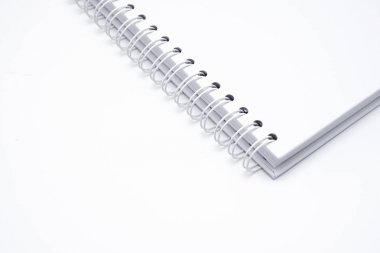 Beyaz arka plan üzerinde izole beyaz deri notebook.