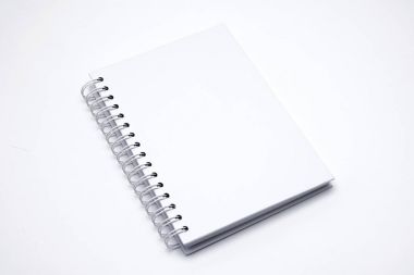 Beyaz arka plan üzerinde izole beyaz deri notebook
