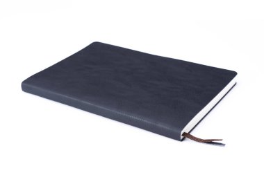 beyaz arkaplanda izole edilmiş siyah deri defter.