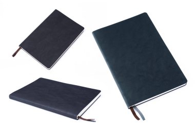 beyaz arkaplanda izole edilmiş siyah deri defter.