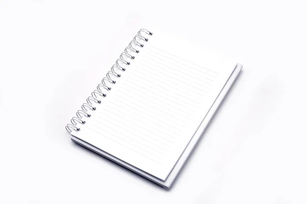 Cuaderno de cuero de papel en blanco abierto sobre fondo blanco . — Foto de Stock