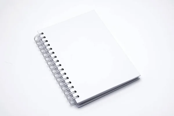Cuaderno de cuero blanco aislado sobre fondo blanco — Foto de Stock