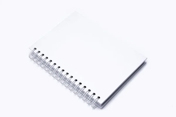 Biała skórzana notebook na białym tle — Zdjęcie stockowe