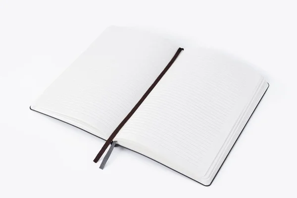 Abra o caderno de papel em branco no fundo branco . — Fotografia de Stock