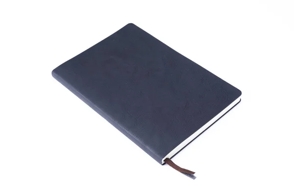 Cuaderno de cuero negro aislado sobre fondo blanco . — Foto de Stock