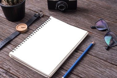 ahşap arka plan üstünde defter