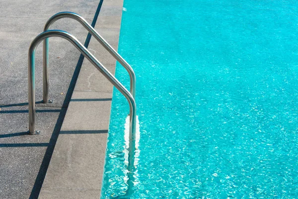 Zwembad, trap naar beneden bij zwembad. — Stockfoto