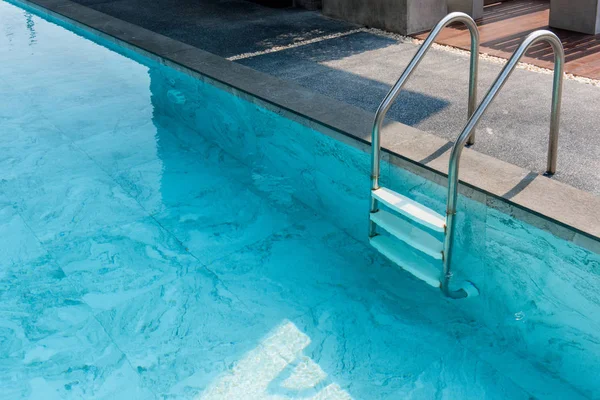 Zwembad, trap naar beneden bij zwembad. — Stockfoto
