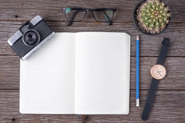 Bovenaanzicht van Notebook op houten achtergrond — Stockfoto