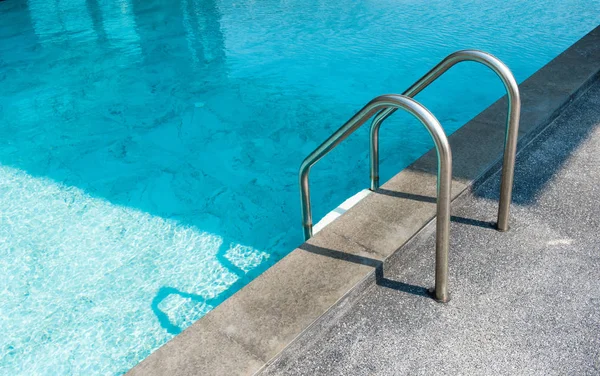 Trap naar beneden bij zwembad — Stockfoto