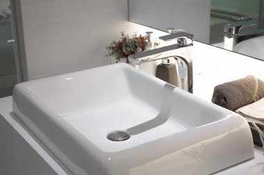 Lavabonun içi lavabo ve muslukla dolu