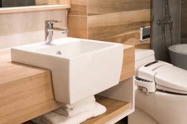 Lavabonun içi lavabo ve muslukla dolu