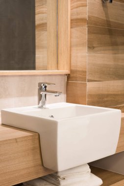 Lavabonun içi lavabo ve muslukla dolu