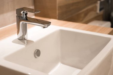 Lavabonun içi lavabo ve muslukla dolu