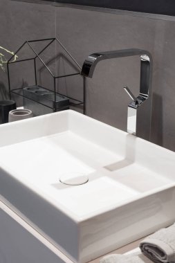 Lavabonun içi lavabo ve muslukla dolu