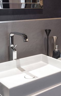 Lavabonun içi lavabo ve muslukla dolu