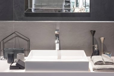 Lavabonun içi lavabo ve muslukla dolu