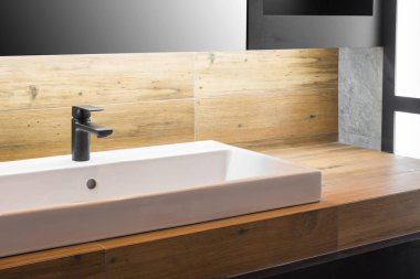 Lavabonun içi lavabo ve muslukla dolu