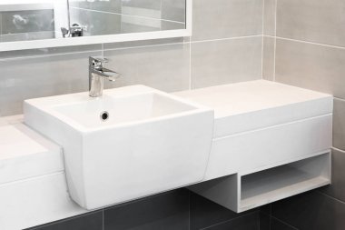 Lavabonun içi lavabo ve muslukla dolu