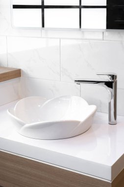 Lavabonun içi lavabo ve muslukla dolu